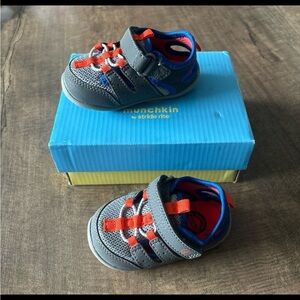 Munchkin by Stride Rite boys pebble sandals 4m